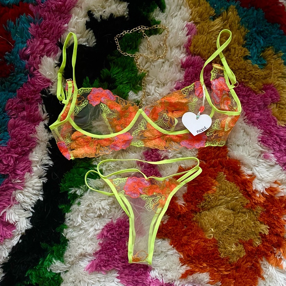 pickle. BRAND NÉW Summer Floral Lingerie Neon Set Chain Necklace